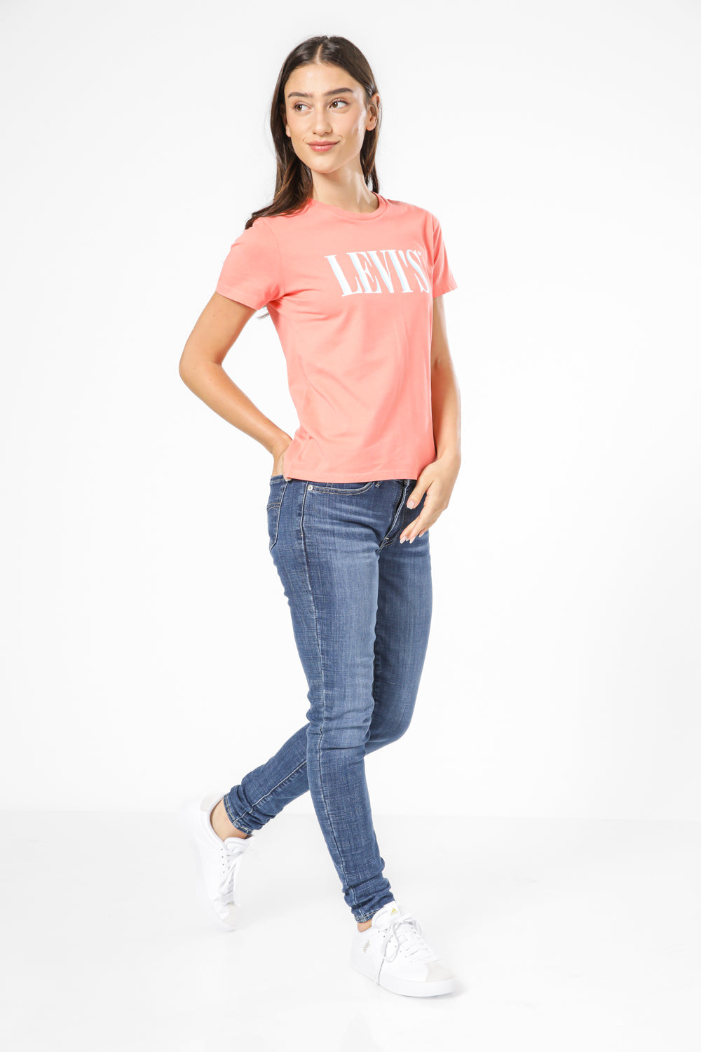 טישירט עם לוגו בצבע אפרסק