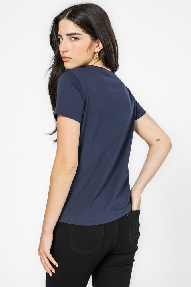 טישירט עם הדפס ורוד בצבע נייבי