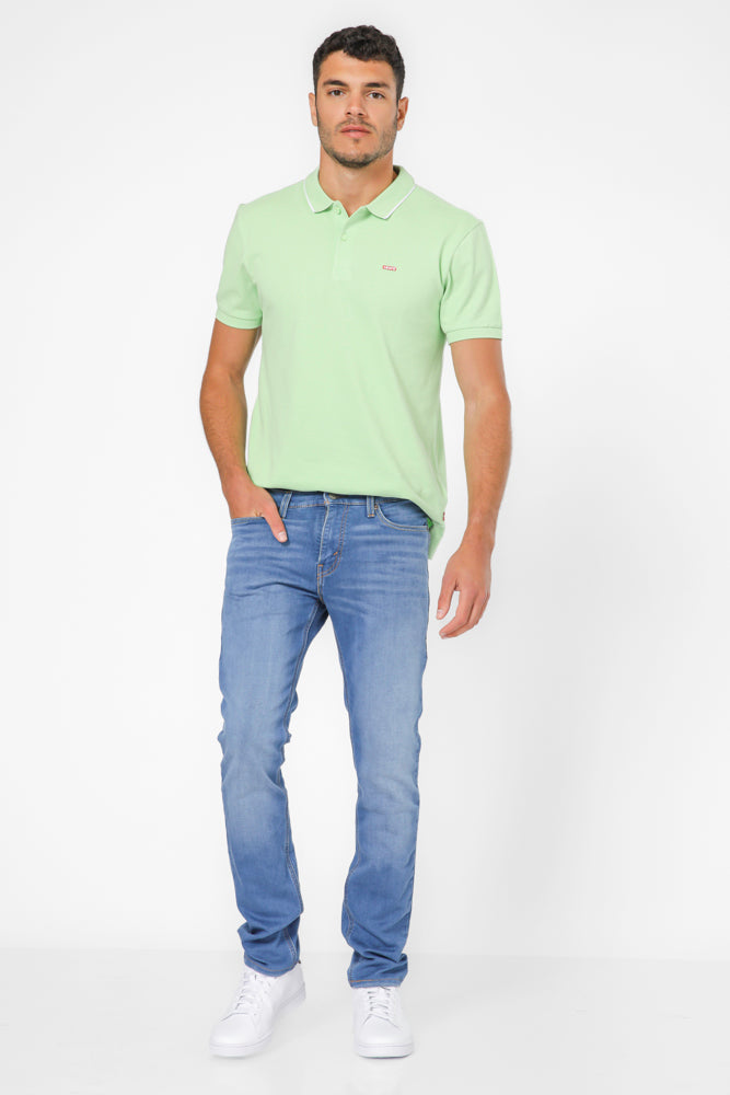 ג'ינס מבית המותג LEVI'S , ג'ינס בעל סגירת רוכסן וכפתור ולולאות חגורה במותן להתאמה אישית, כיסים צידיים ואחוריים לנוחות מירבית.