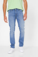 ג'ינס מבית המותג LEVI'S , ג'ינס בעל סגירת רוכסן וכפתור ולולאות חגורה במותן להתאמה אישית, כיסים צידיים ואחוריים לנוחות מירבית.