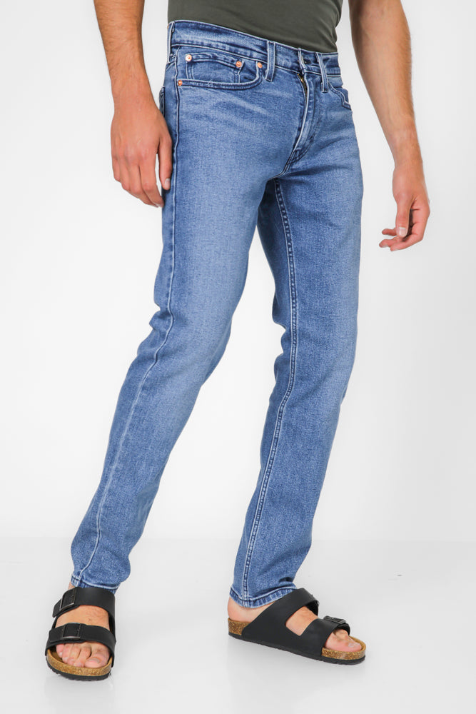 ג'ינס מבית המותג LEVI'S , ג'ינס בעל סגירת רוכסן וכפתור ולולאות חגורה במותן להתאמה אישית, כיסים צידיים ואחוריים לנוחות מירבית.