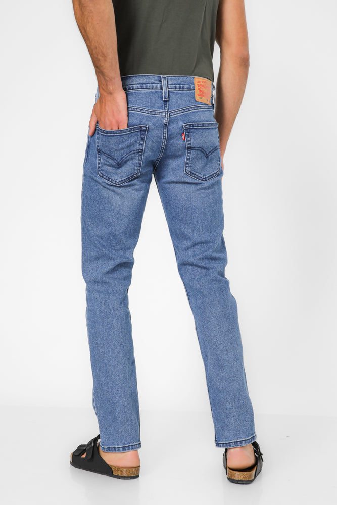 ג'ינס מבית המותג LEVI'S , ג'ינס בעל סגירת רוכסן וכפתור ולולאות חגורה במותן להתאמה אישית, כיסים צידיים ואחוריים לנוחות מירבית.