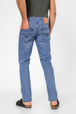 ג'ינס מבית המותג LEVI'S , ג'ינס בעל סגירת רוכסן וכפתור ולולאות חגורה במותן להתאמה אישית, כיסים צידיים ואחוריים לנוחות מירבית.