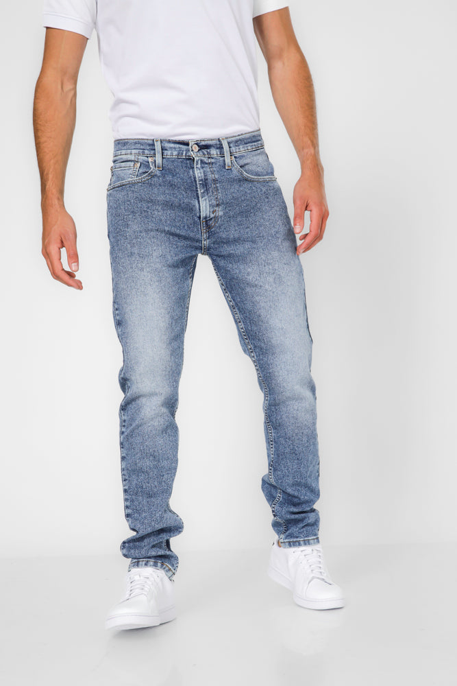 ג'ינס 512 מבית המותג LEVI'S בעל 5 כיסים לאיחסון.עם סגירת כפתור ורוכסן. אופנתי ומתאים לכל מראה.