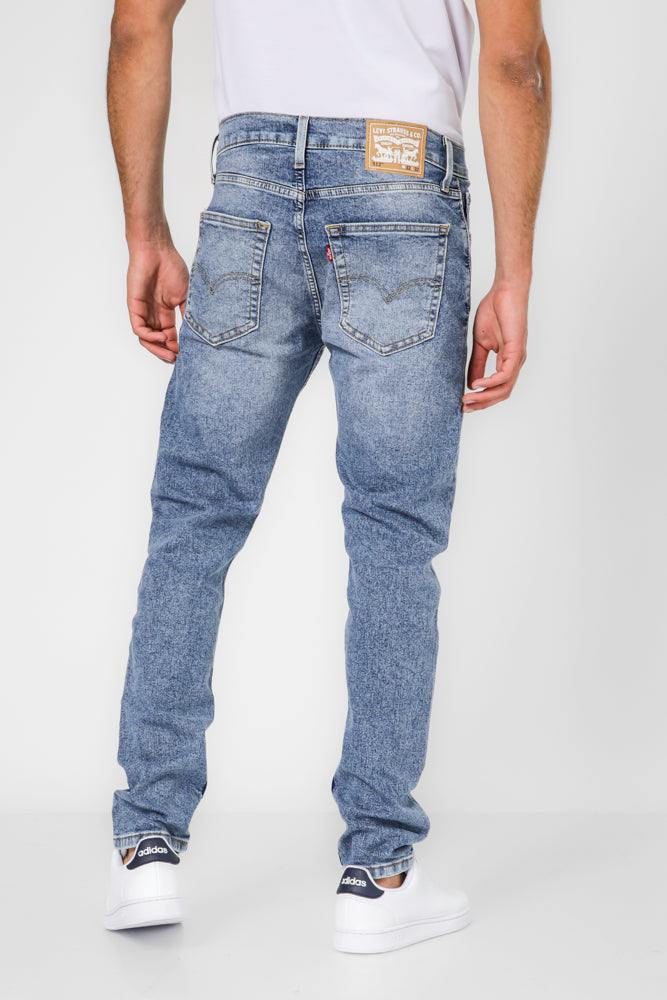 ג'ינס 512 מבית המותג LEVI'S בעל 5 כיסים לאיחסון.עם סגירת כפתור ורוכסן. אופנתי ומתאים לכל מראה.