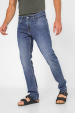 ג'ינס מבית המותג LEVI'S , ג'ינס בעל סגירת רוכסן וכפתור ולולאות חגורה במותן להתאמה אישית, כיסים צידיים ואחוריים לנוחות מירבית.