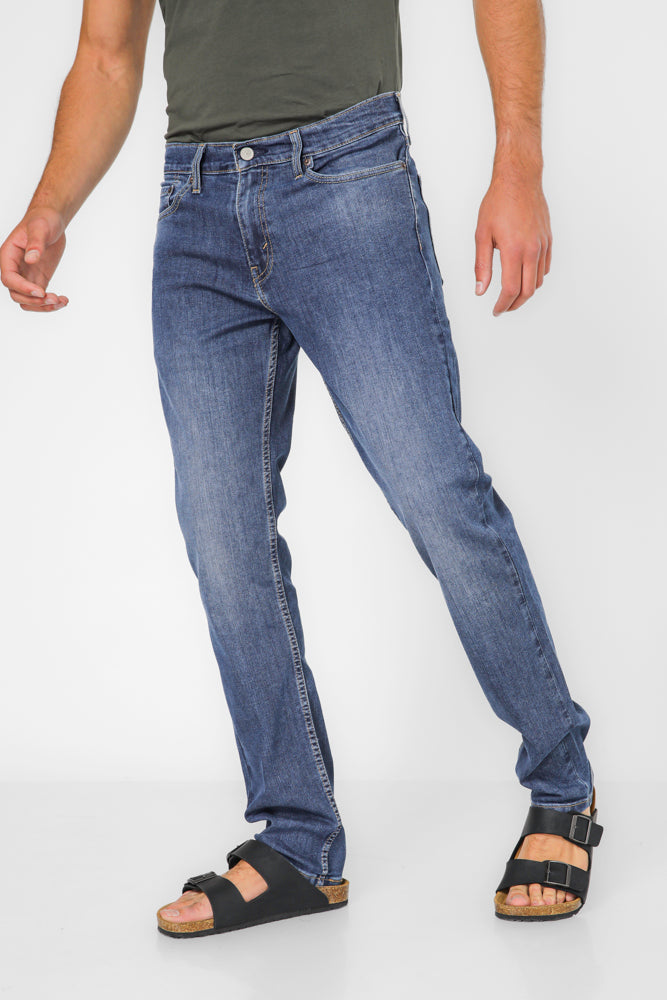 ג'ינס מבית המותג LEVI'S , ג'ינס בעל סגירת רוכסן וכפתור ולולאות חגורה במותן להתאמה אישית, כיסים צידיים ואחוריים לנוחות מירבית.