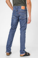 ג'ינס מבית המותג LEVI'S , ג'ינס בעל סגירת רוכסן וכפתור ולולאות חגורה במותן להתאמה אישית, כיסים צידיים ואחוריים לנוחות מירבית.