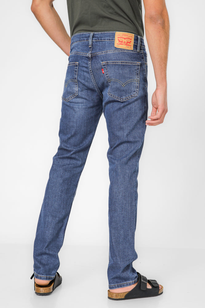 ג'ינס מבית המותג LEVI'S , ג'ינס בעל סגירת רוכסן וכפתור ולולאות חגורה במותן להתאמה אישית, כיסים צידיים ואחוריים לנוחות מירבית.