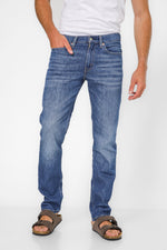 ג'ינס מבית המותג LEVI'S , ג'ינס בעל סגירת רוכסן וכפתור ולולאות חגורה במותן להתאמה אישית, כיסים צידיים ואחוריים לנוחות מירבית.