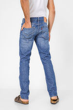 ג'ינס מבית המותג LEVI'S , ג'ינס בעל סגירת רוכסן וכפתור ולולאות חגורה במותן להתאמה אישית, כיסים צידיים ואחוריים לנוחות מירבית.