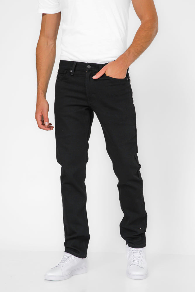 ג'ינס מבית המותג LEVI'S , ג'ינס בעל סגירת רוכסן וכפתור ולולאות חגורה במותן להתאמה אישית, כיסים צידיים ואחוריים לנוחות מירבית.