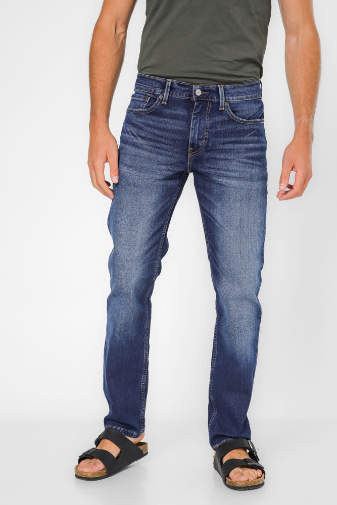 ג'ינס מבית המותג LEVI'S , ג'ינס בעל סגירת רוכסן וכפתור ולולאות חגורה במותן להתאמה אישית, כיסים צידיים ואחוריים לנוחות מירבית.