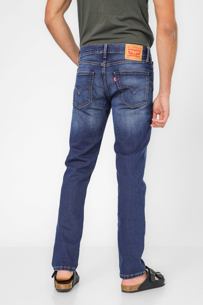 ג'ינס מבית המותג LEVI'S , ג'ינס בעל סגירת רוכסן וכפתור ולולאות חגורה במותן להתאמה אישית, כיסים צידיים ואחוריים לנוחות מירבית.