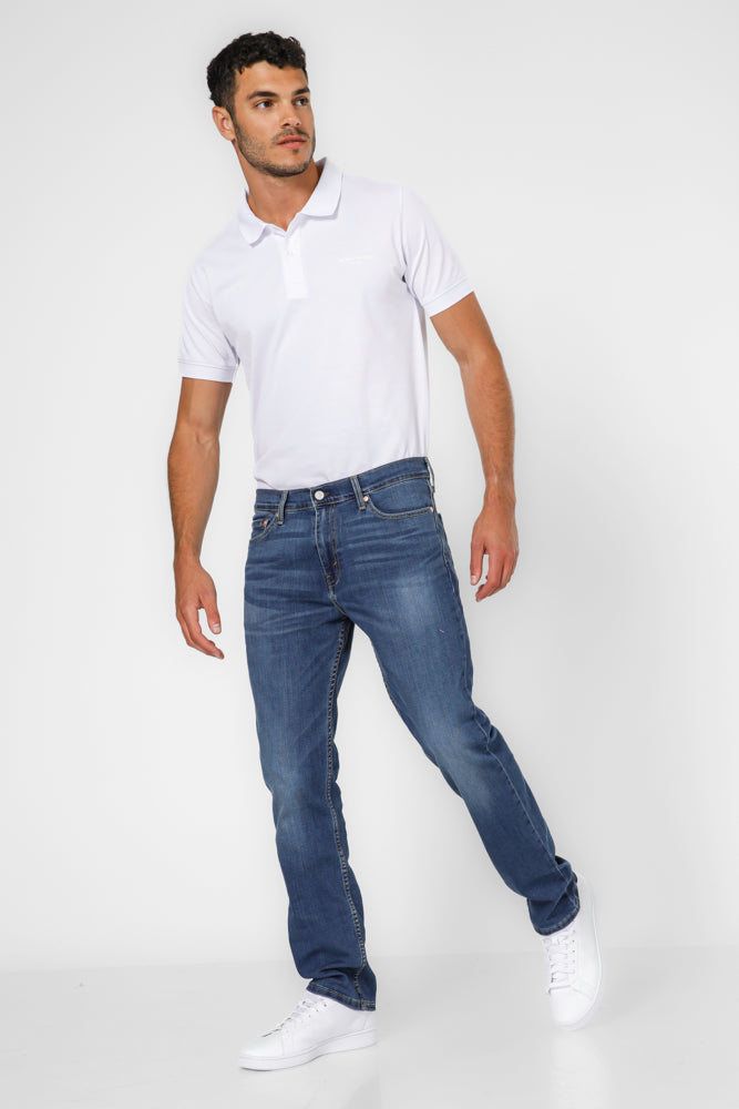 ג'ינס מבית המותג LEVI'S , ג'ינס בעל סגירת רוכסן וכפתור ולולאות חגורה במותן להתאמה אישית, כיסים צידיים ואחוריים לנוחות מירבית.