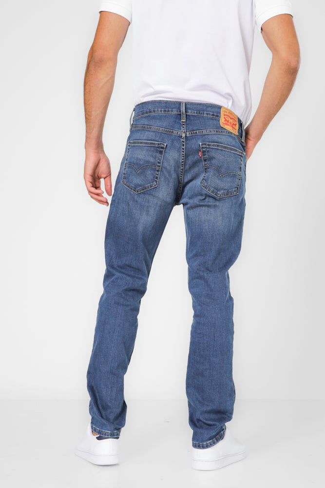 ג'ינס מבית המותג LEVI'S , ג'ינס בעל סגירת רוכסן וכפתור ולולאות חגורה במותן להתאמה אישית, כיסים צידיים ואחוריים לנוחות מירבית.