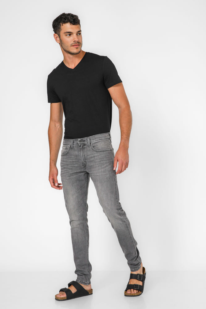 ג'ינס מבית המותג LEVI'S , ג'ינס בעל סגירת רוכסן וכפתור ולולאות חגורה במותן להתאמה אישית, כיסים צידיים ואחוריים לנוחות מירבית.