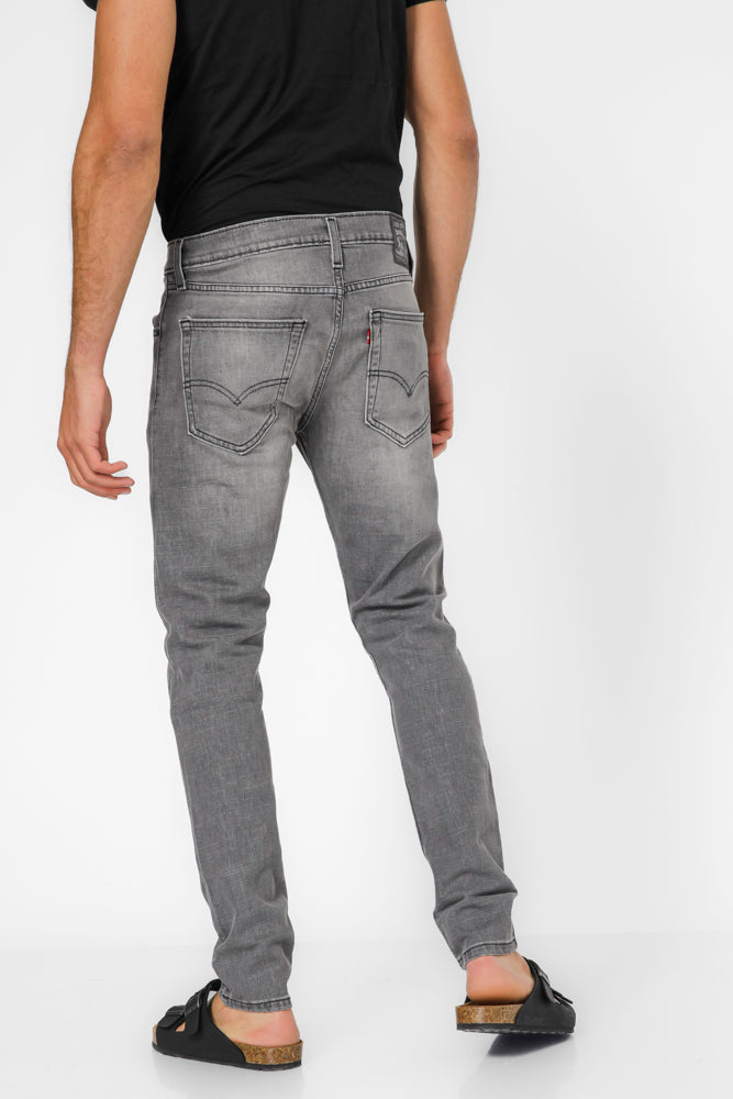 ג'ינס מבית המותג LEVI'S , ג'ינס בעל סגירת רוכסן וכפתור ולולאות חגורה במותן להתאמה אישית, כיסים צידיים ואחוריים לנוחות מירבית.