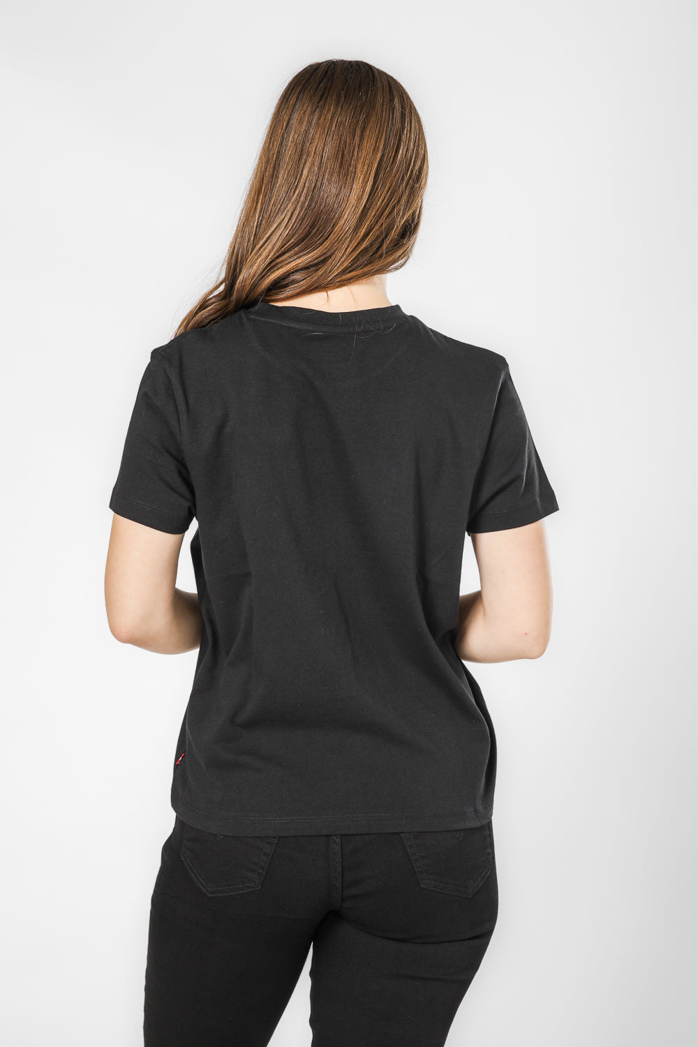 טישירט לנשים בצבע שחור הדפס פסטל בחזית