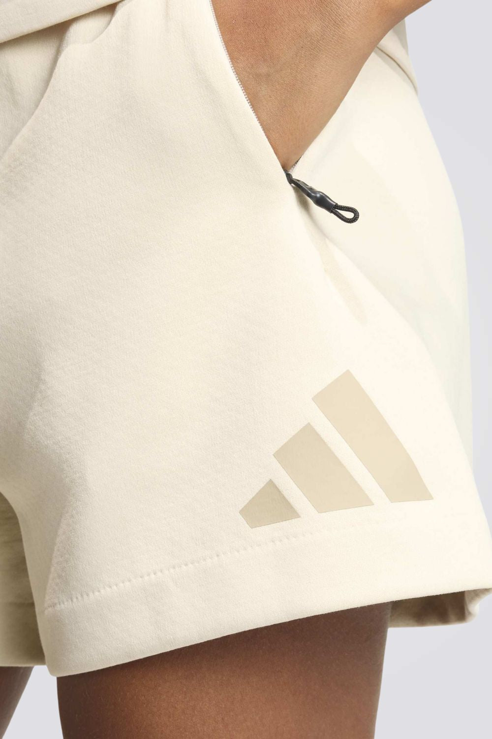 מכנסיים קצרים בצבע בז' לנשים | אדידס