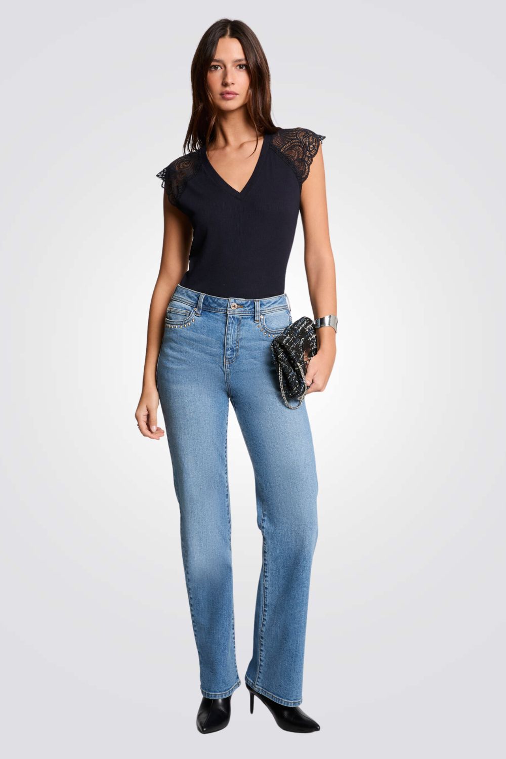 טישירט כתפיות תחרה צווארון וי בצבע נייבי