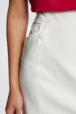 חצאית קצרה גזרה גבוהה עם כפתורים דקורטיביים בצבע לבן