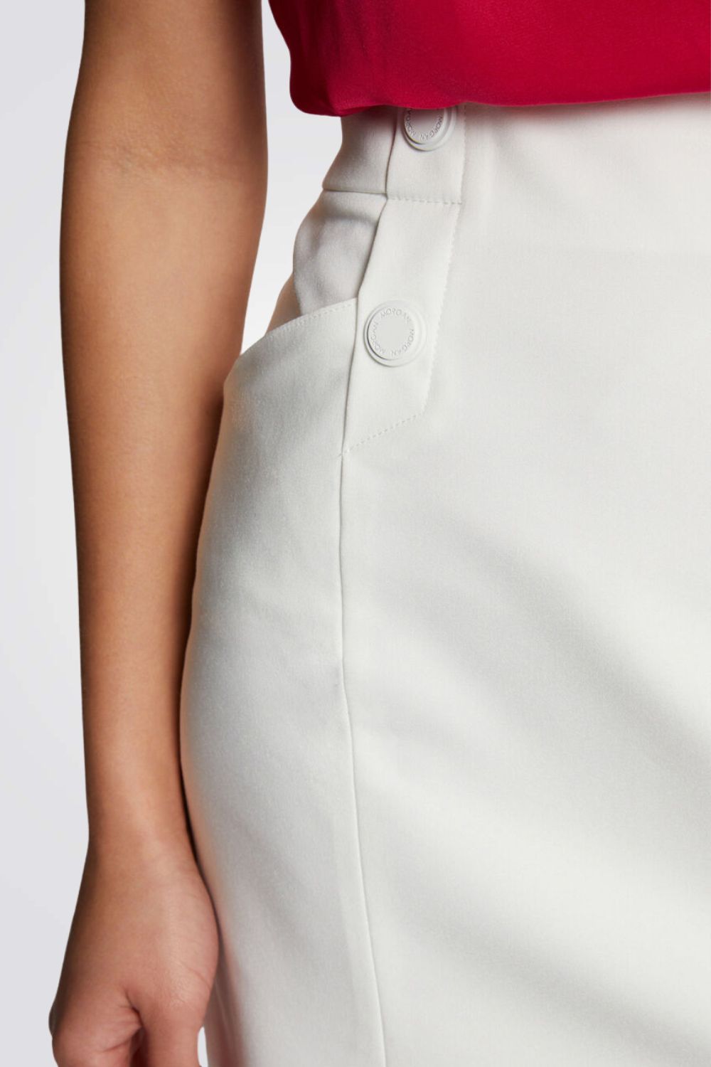 חצאית קצרה גזרה גבוהה עם כפתורים דקורטיביים בצבע לבן