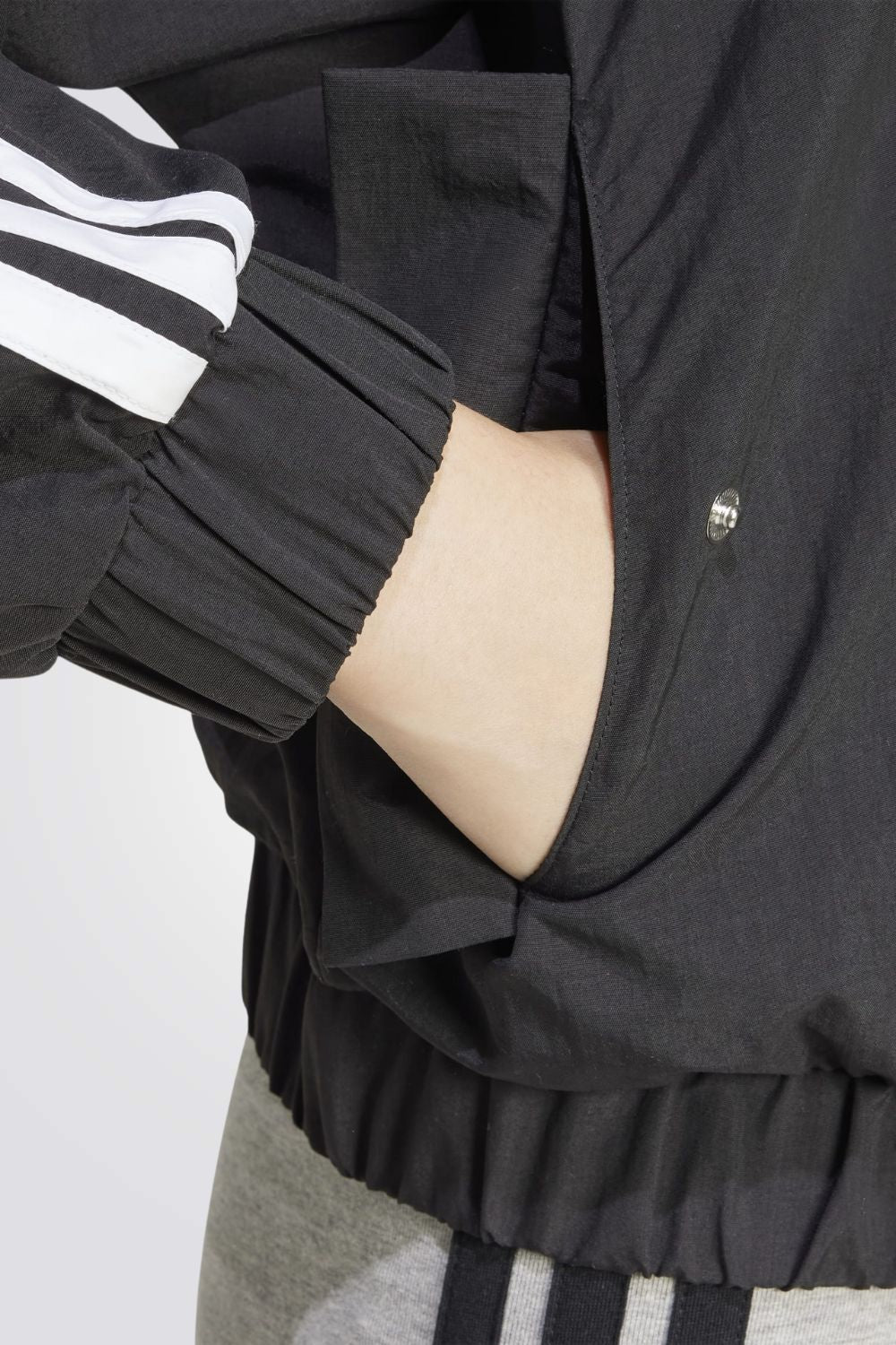 ג'קט ספורט בגזרת בומבר לנשים | אדידס