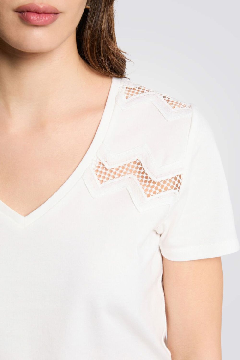 טישירט עיטורי תחרה בצבע לבן