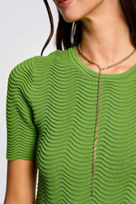 סריג שרוולים קצרים בטקסטורת גלים בצבע ירוק