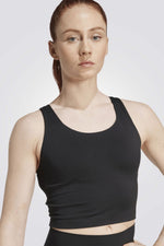 טופ ספורט בצבע שחור לנשים | אדידס 