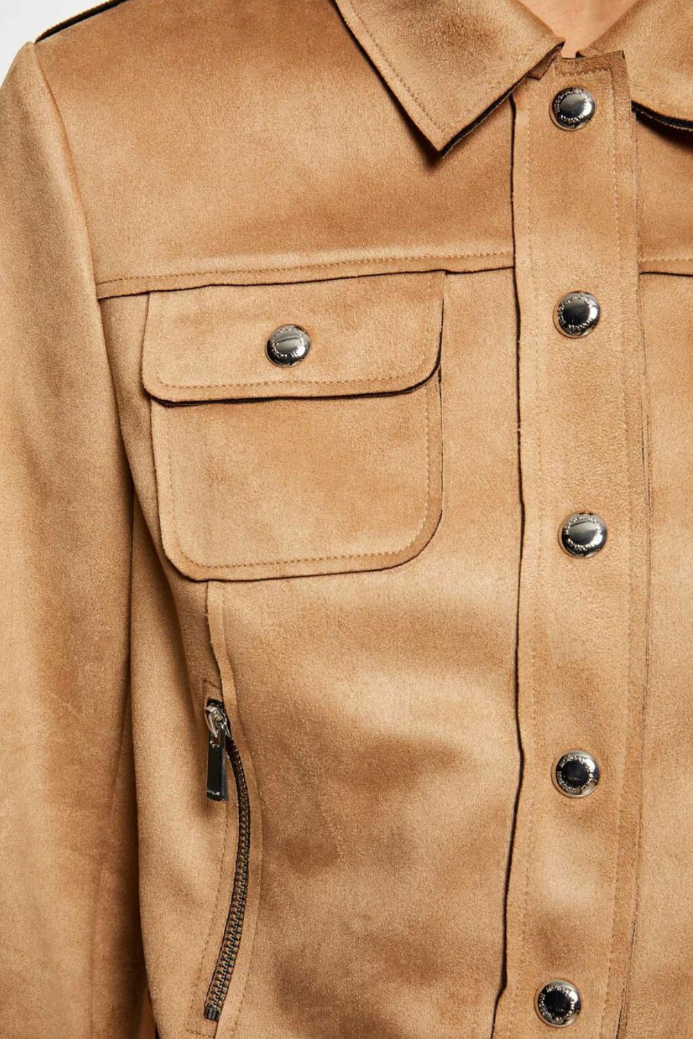 ג'קט קצר דמוי זמש בצבע כאמל