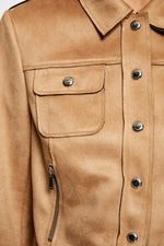 ג'קט קצר דמוי זמש בצבע כאמל