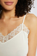 גופיה בצבע שנהב בשילוב תחרה