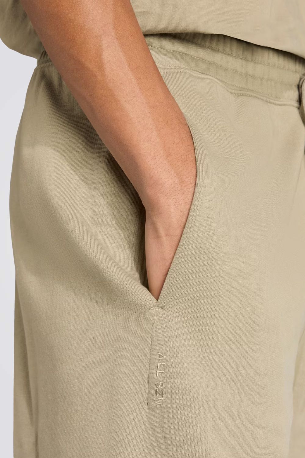 מכנסיים קצרים לגברים 