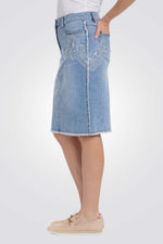 חצאית ג'ינס באורך ברך עם פנינים