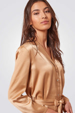 חולצת פיג'מה מכופתרת MERY במראה סאטן בצבע כאמל