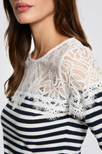 טישירט הדפס פסים בשילוב תחרה נייבי/לבן