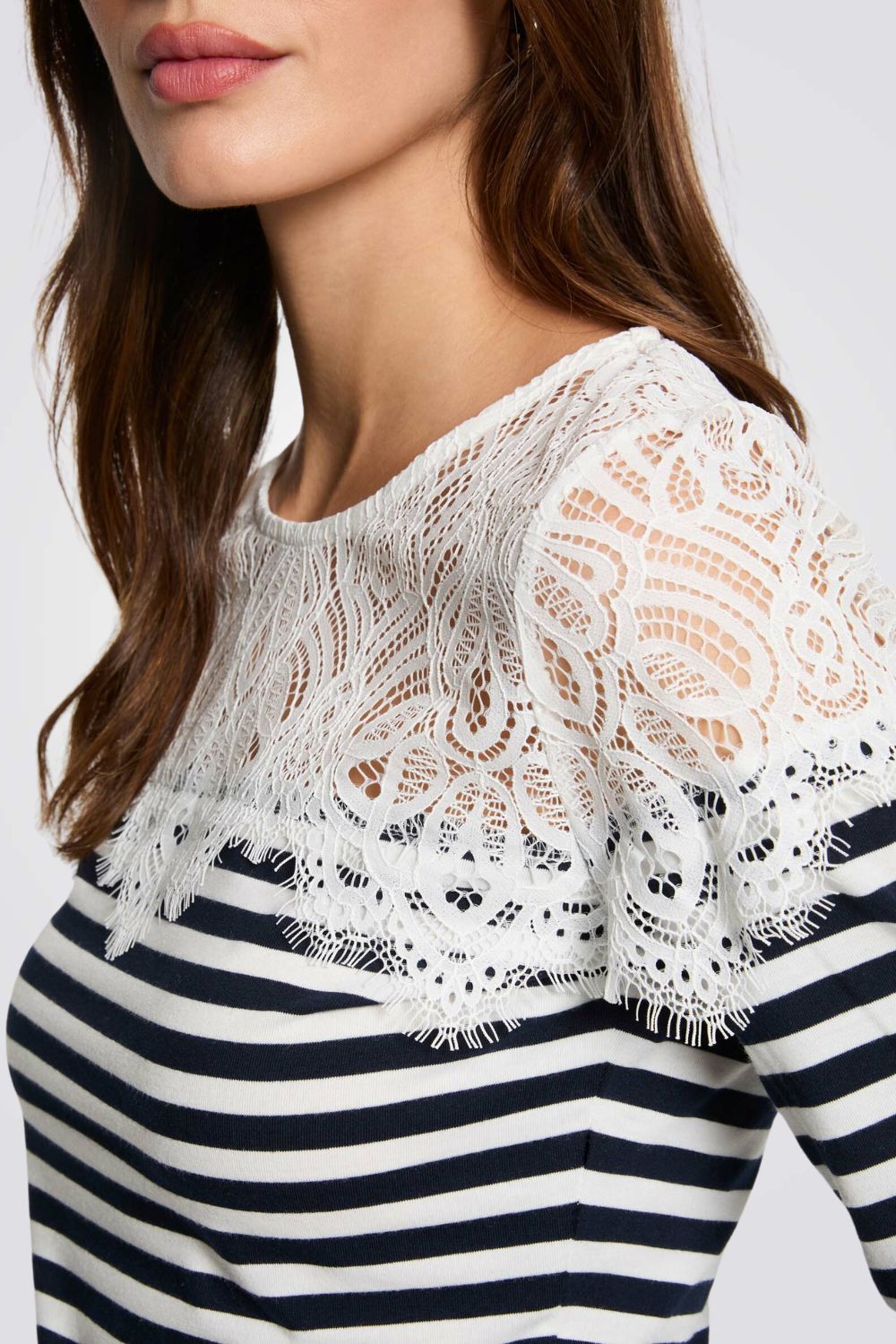 טישירט הדפס פסים בשילוב תחרה נייבי/לבן