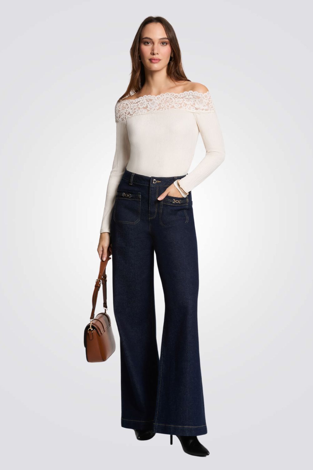 חולצת ריב אוף שולדרס בשילוב תחרה בצבע שמנת