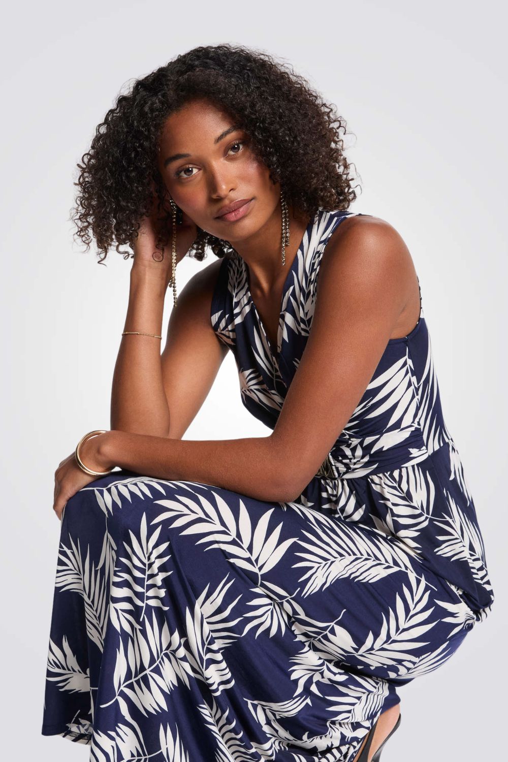 שמלת מעטפת מקסי הדפס עלים בצבע כחול כהה/לבן