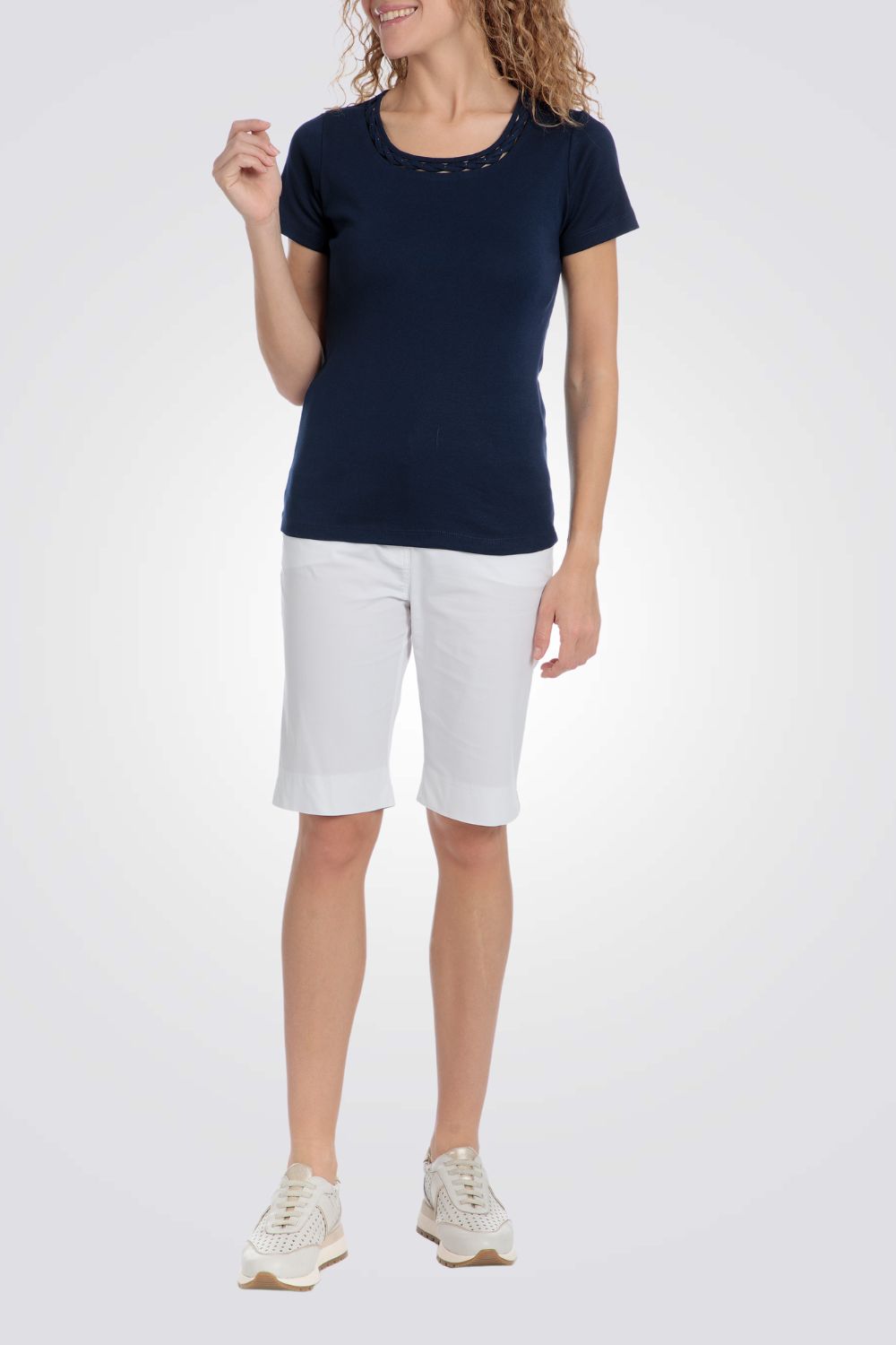 טישירט עם עיטורים בצווארון בצבע נייבי