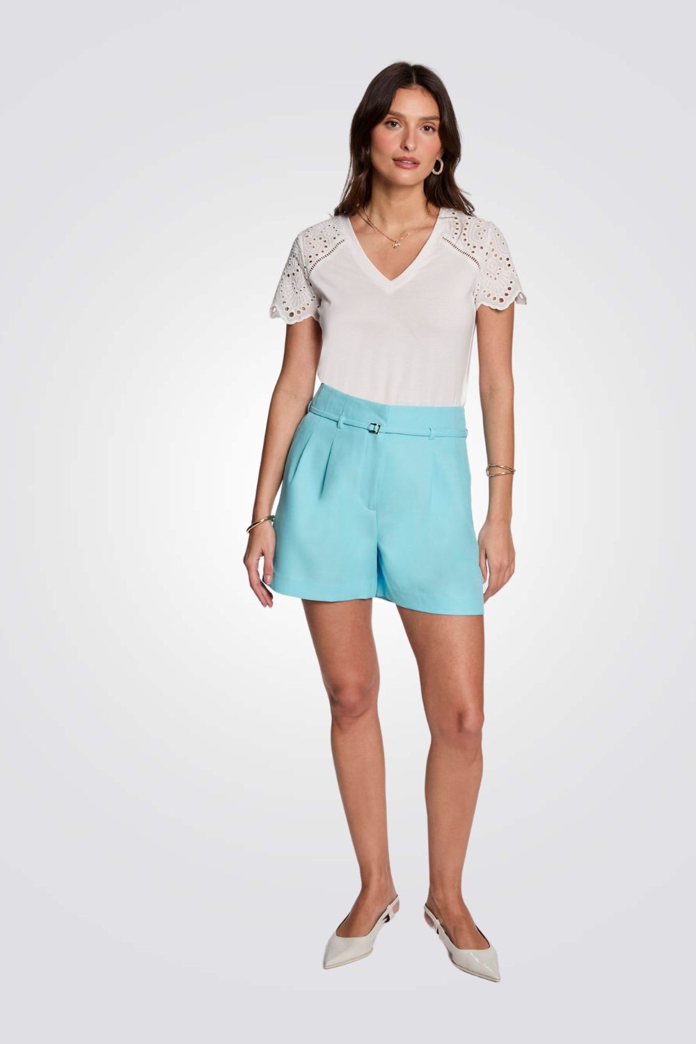 טישירט בצבע לבן עם שרוולים רקומים 