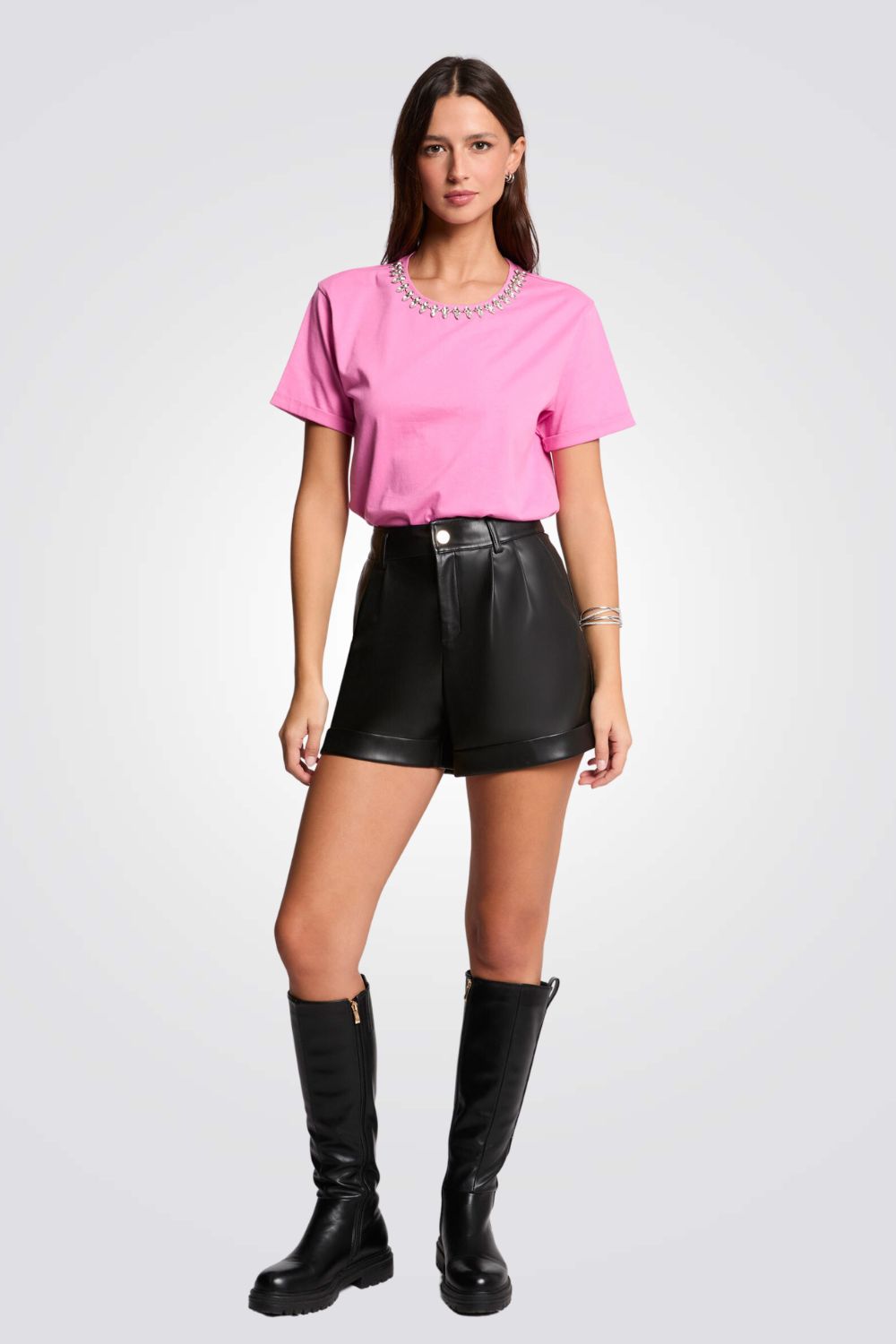 טישירט בצבע ורוד עיטור תכשיט