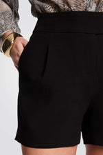 מכנס קצר מראה קטיפה בצבע שחור