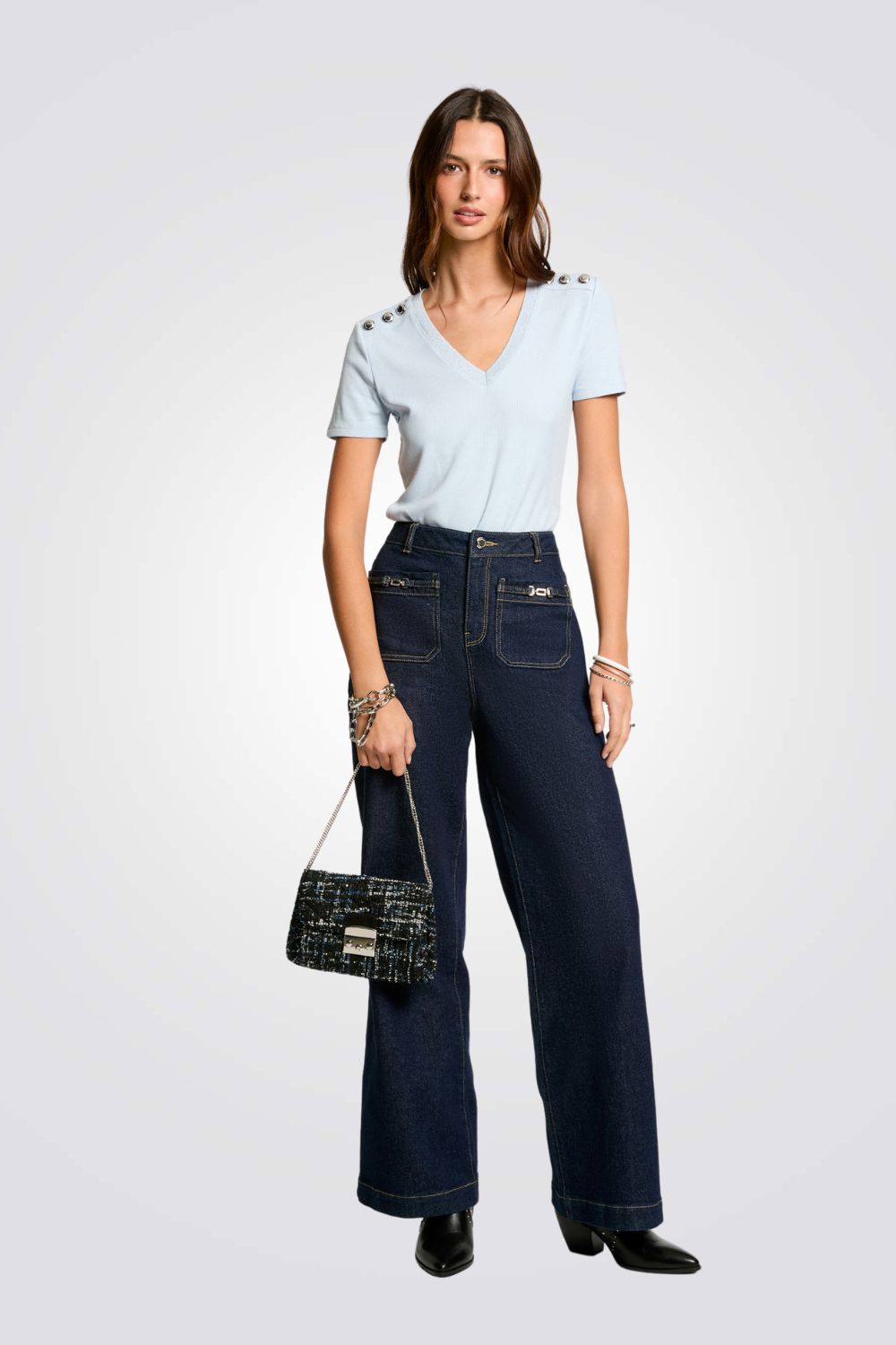 טישירט עם כפתורים דקורטיביים בצבע תכלת