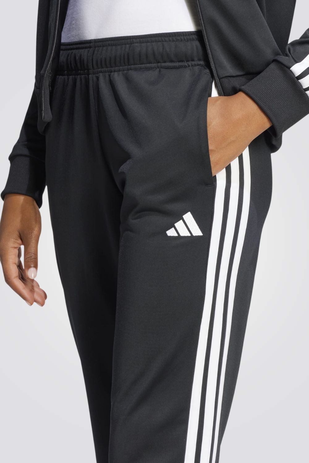 חליפת ספורט לנשים בצבע שחור