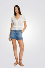 חולצת תחרה כפתורים דקורטיביים בצבע לבן