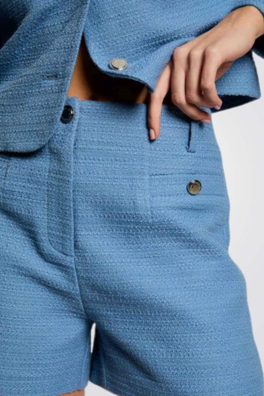 מכנסיים קצרים במראה טוויד בצבע כחול בהיר