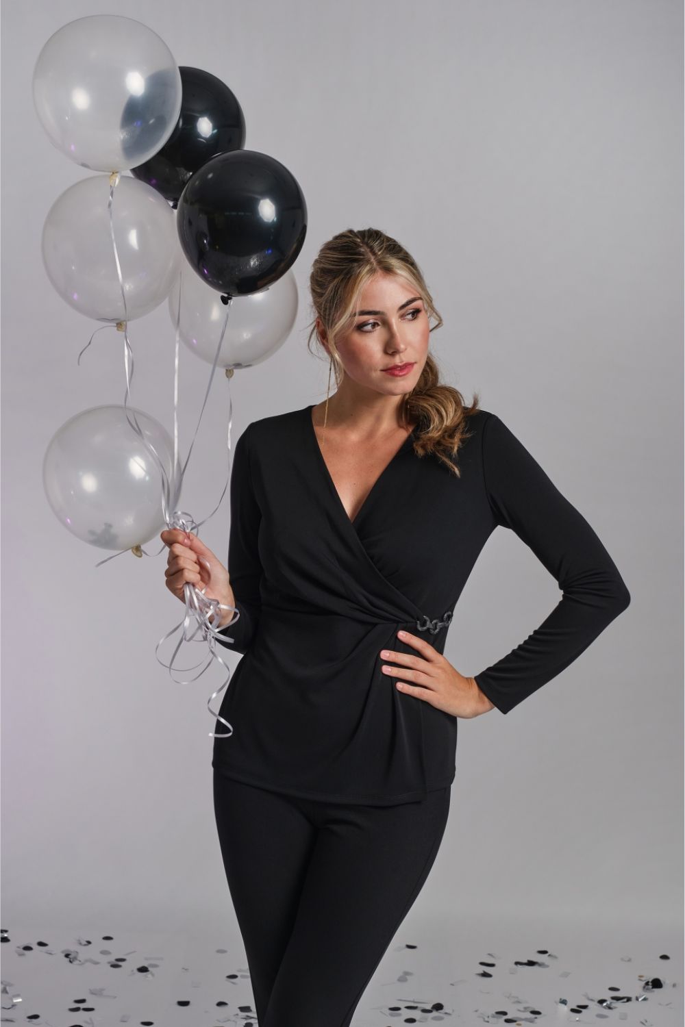 חולצת מעטפת בצבע שחור